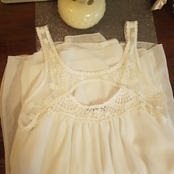 Flowy white lace top - Picture 3 of 3